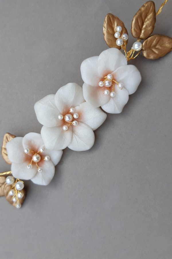 accesoriu păr mireasa, bentita aurie pentru mirese, bentita flori mireasa, cordeluta flori mireasa, accesorii par coafuri